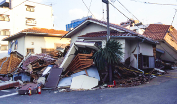 地震によって崩れた家　外観　写真