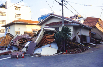 地震によって崩れた家　外観　写真