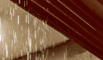 雨漏り　漏水　写真