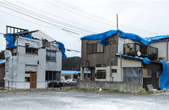 自然災害で剥がれた瓦　屋根　写真