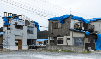 自然災害で倒壊した家　外観　写真