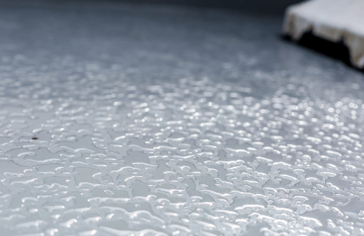 どしゃ降りの雨　雨漏り　写真